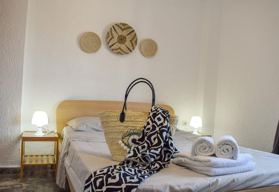 Property building, Bed, Photo of the whole room, Bedroom, towels