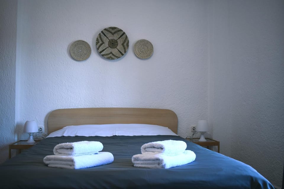 Property building, Bed, Photo of the whole room, Bedroom, towels