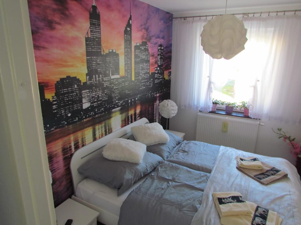 Bed, Photo of the whole room, Bedroom, City view, Street view
