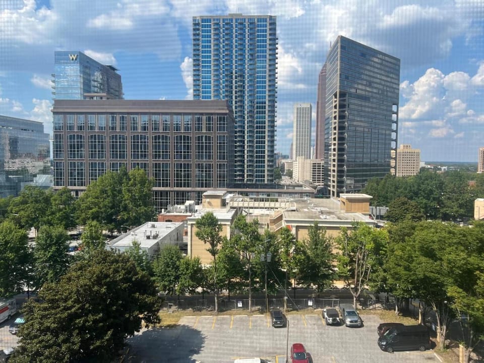 Cozy condo w screened balcony House in Atlanta