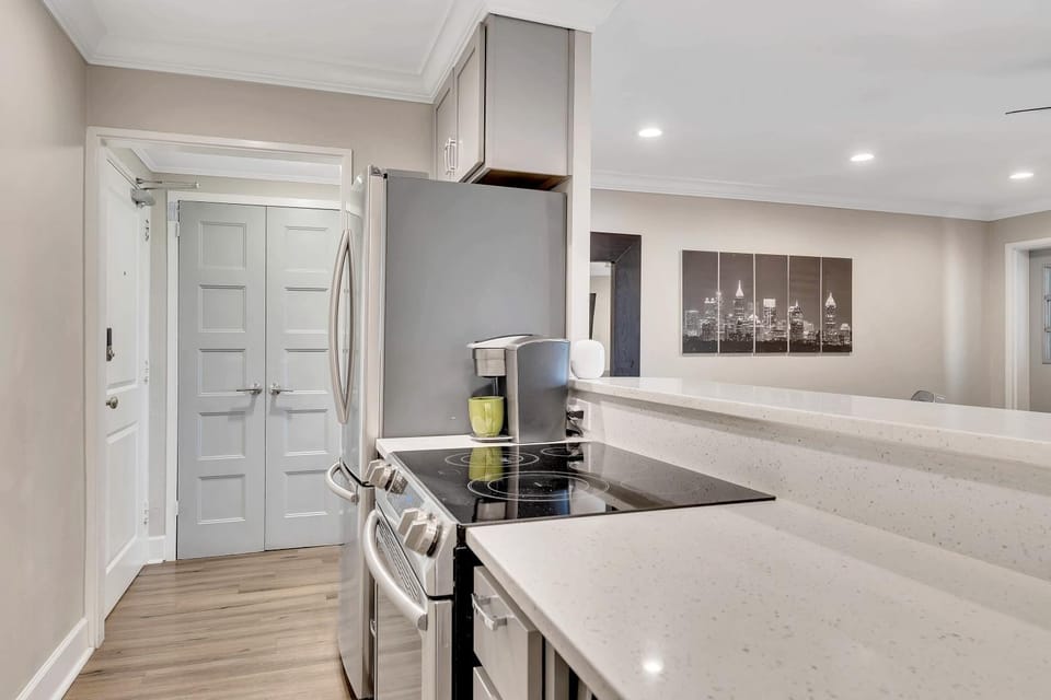 Cozy condo w screened balcony House in Atlanta