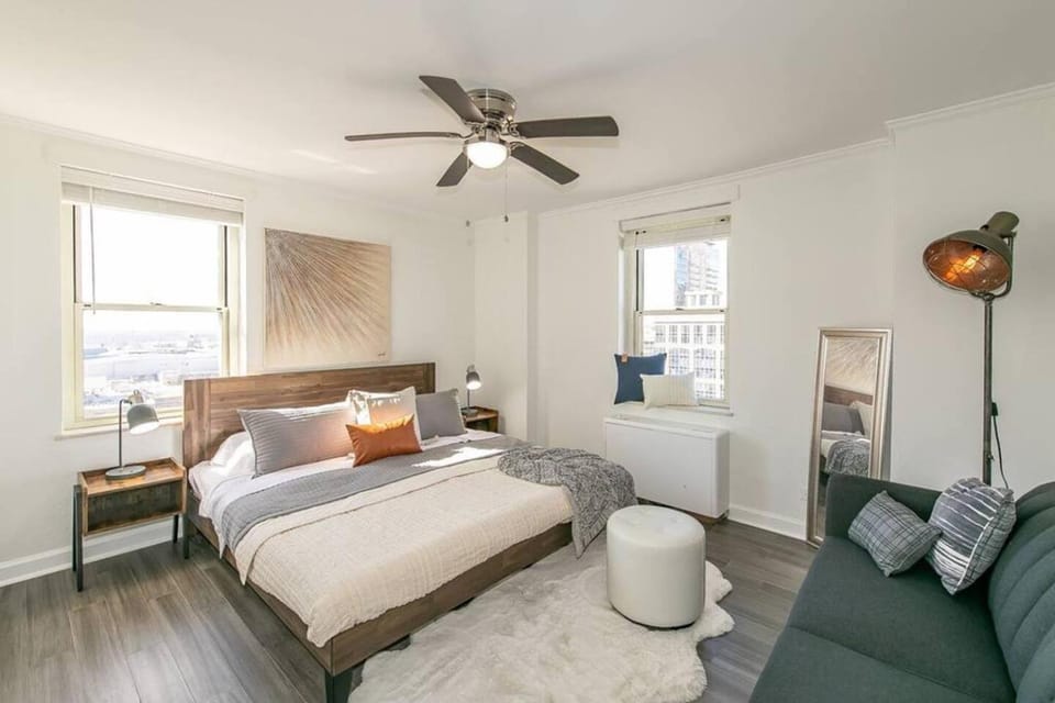 Downtown condo w balcony & workspace House in Atlanta
