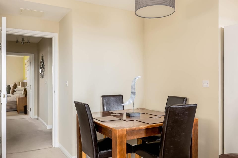 Bed, Dining area, Bedroom