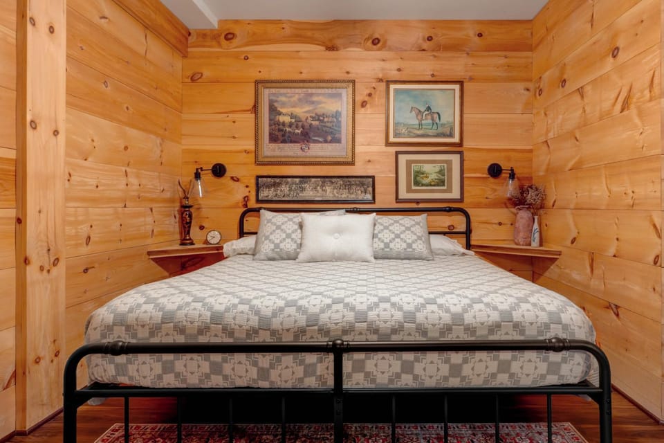 Photo of the whole room, Bedroom