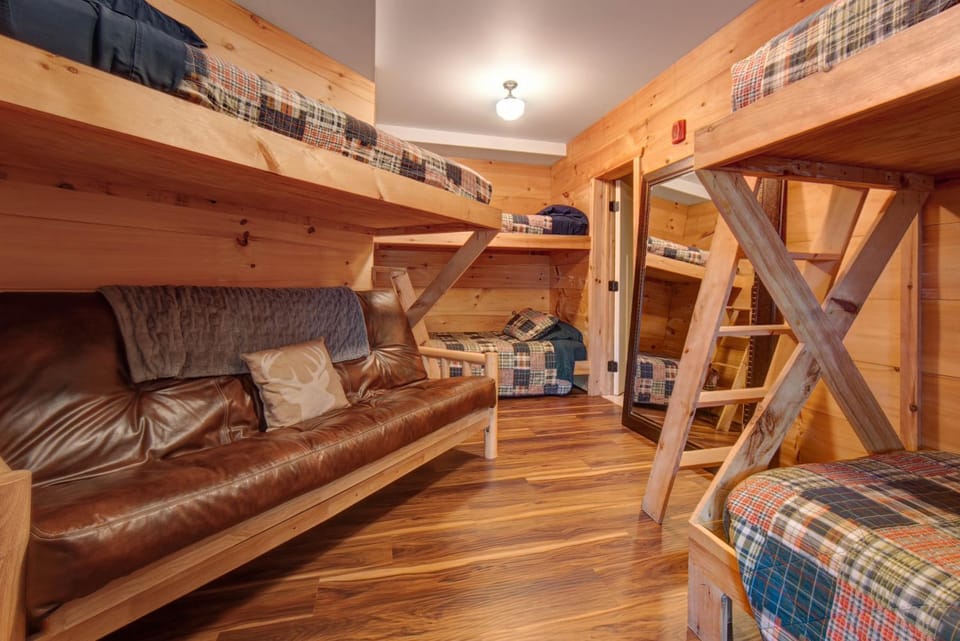 Bedroom, bunk bed