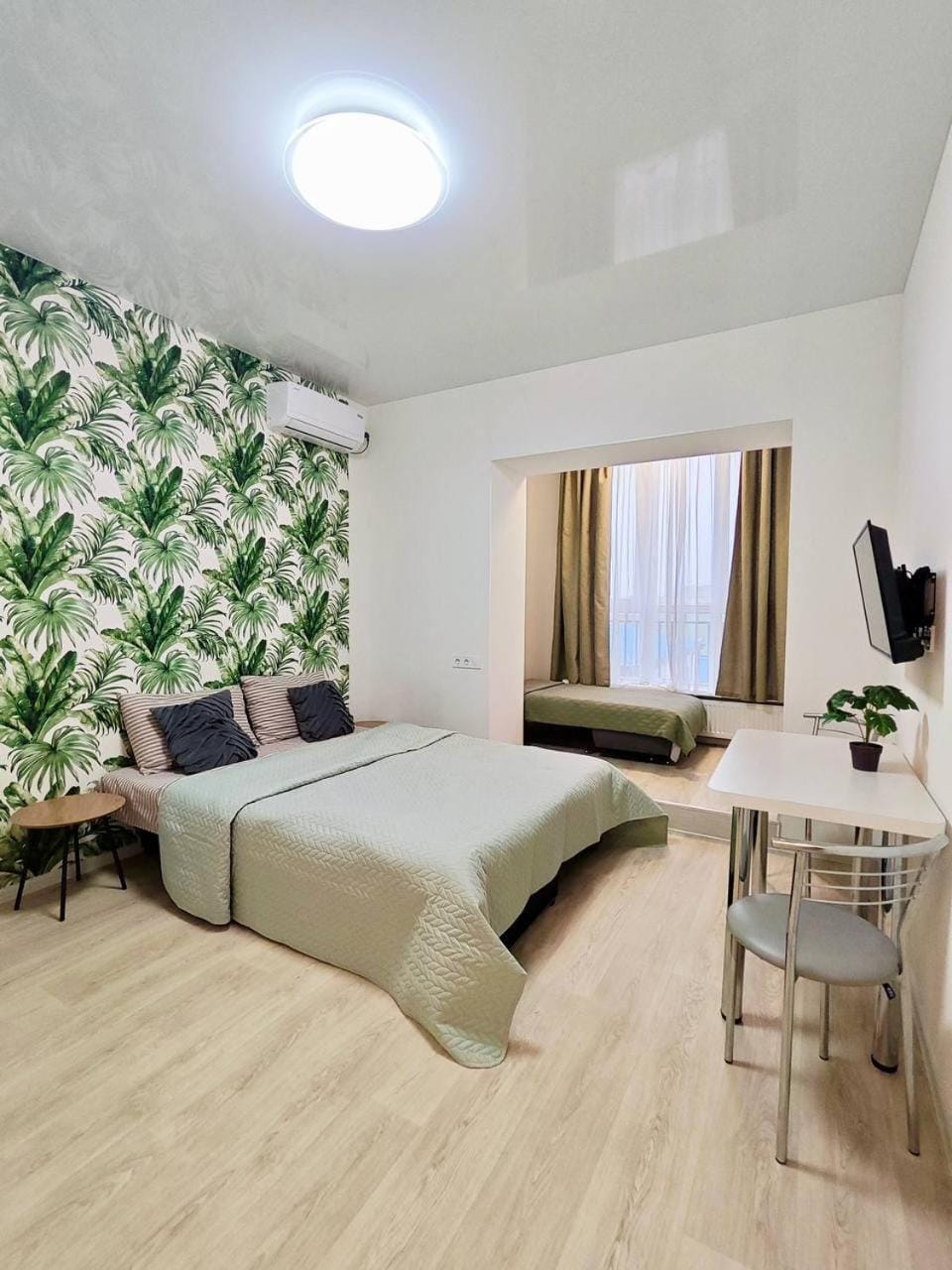 Bed, TV and multimedia, Photo of the whole room, Bedroom