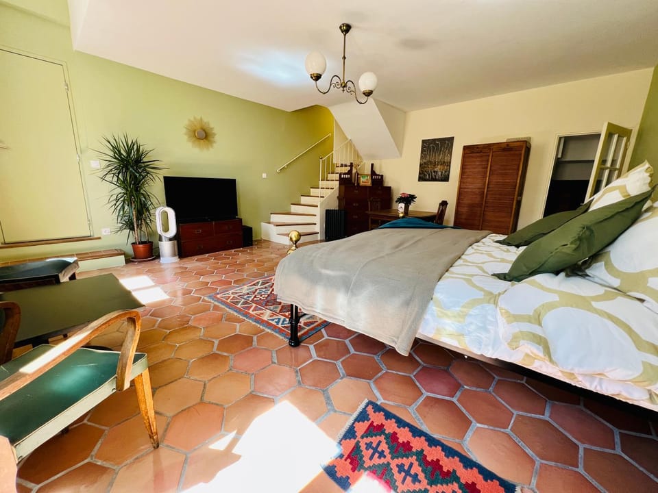 TV and multimedia, Photo of the whole room, Bedroom