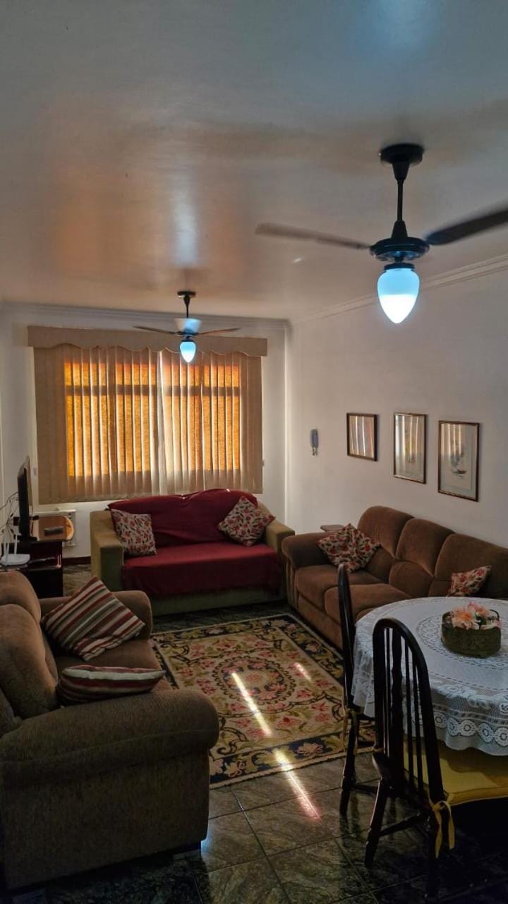 Localização Imbatível! A 98m da Praia do Forte com Conforto, Ar-Condicionado e Estacionamento! Apartment in Cabo Frio