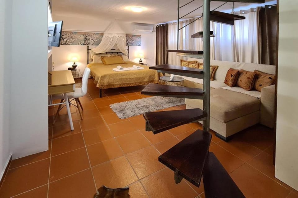 Bed, TV and multimedia, Photo of the whole room, Seating area, Bedroom