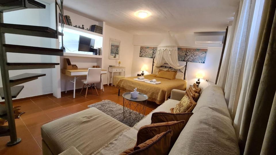 Bed, TV and multimedia, Living room, Photo of the whole room, Seating area, Bedroom