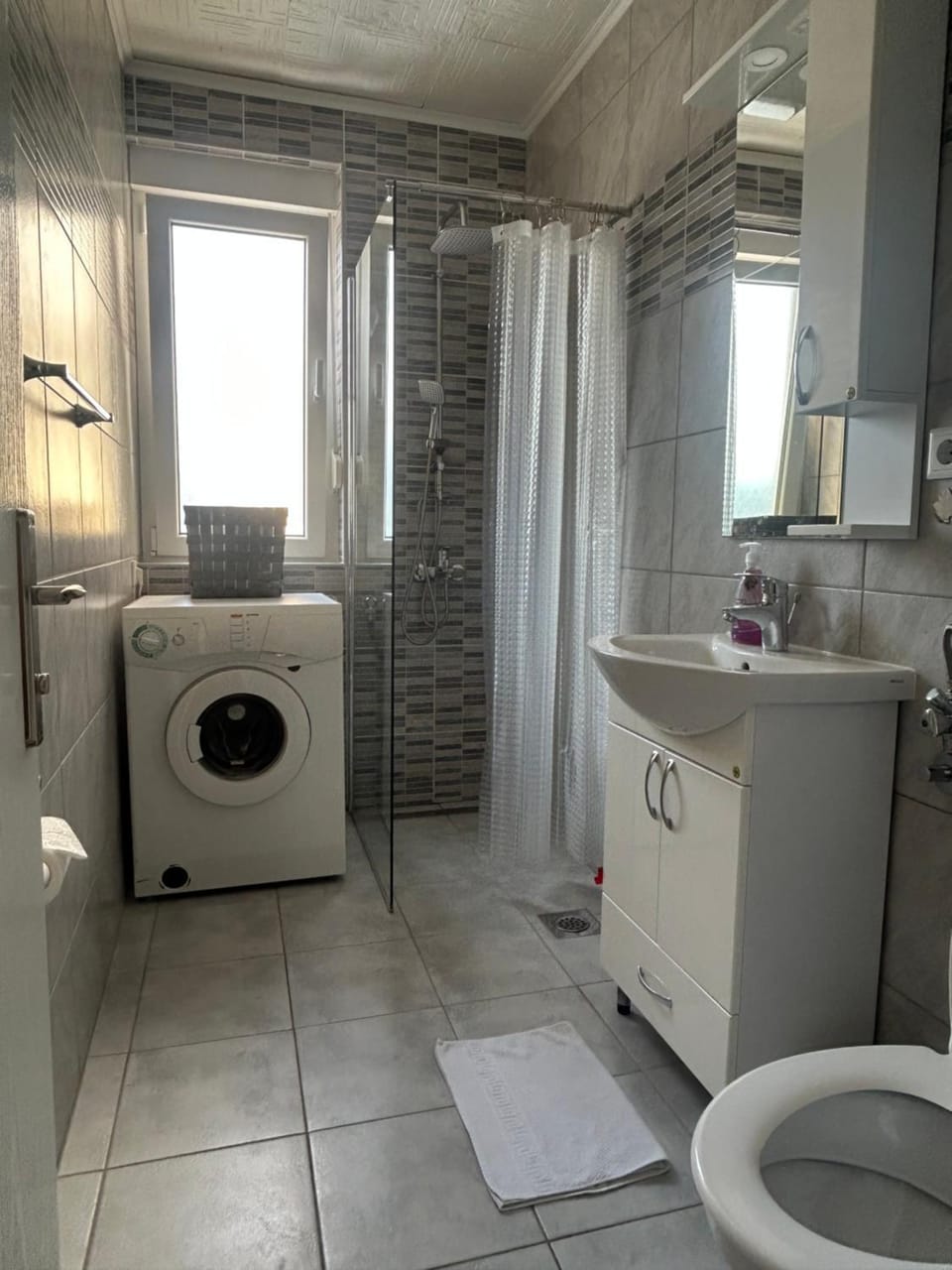 Shower, Toilet, Bathroom, towels, washing machine