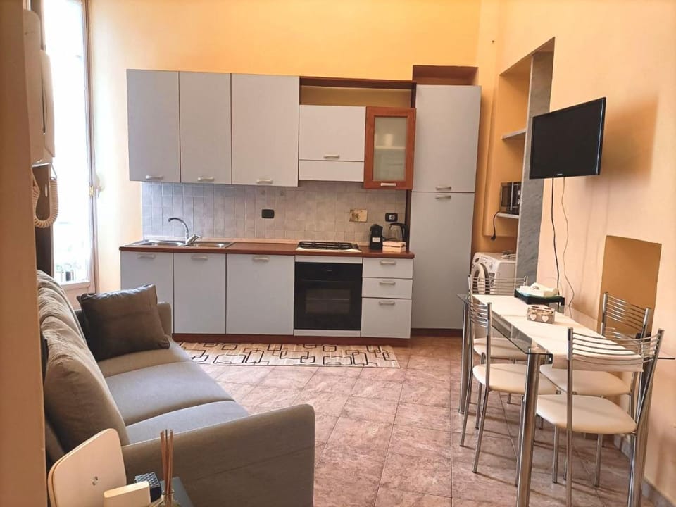 Kitchen or kitchenette, Seating area, Dining area
