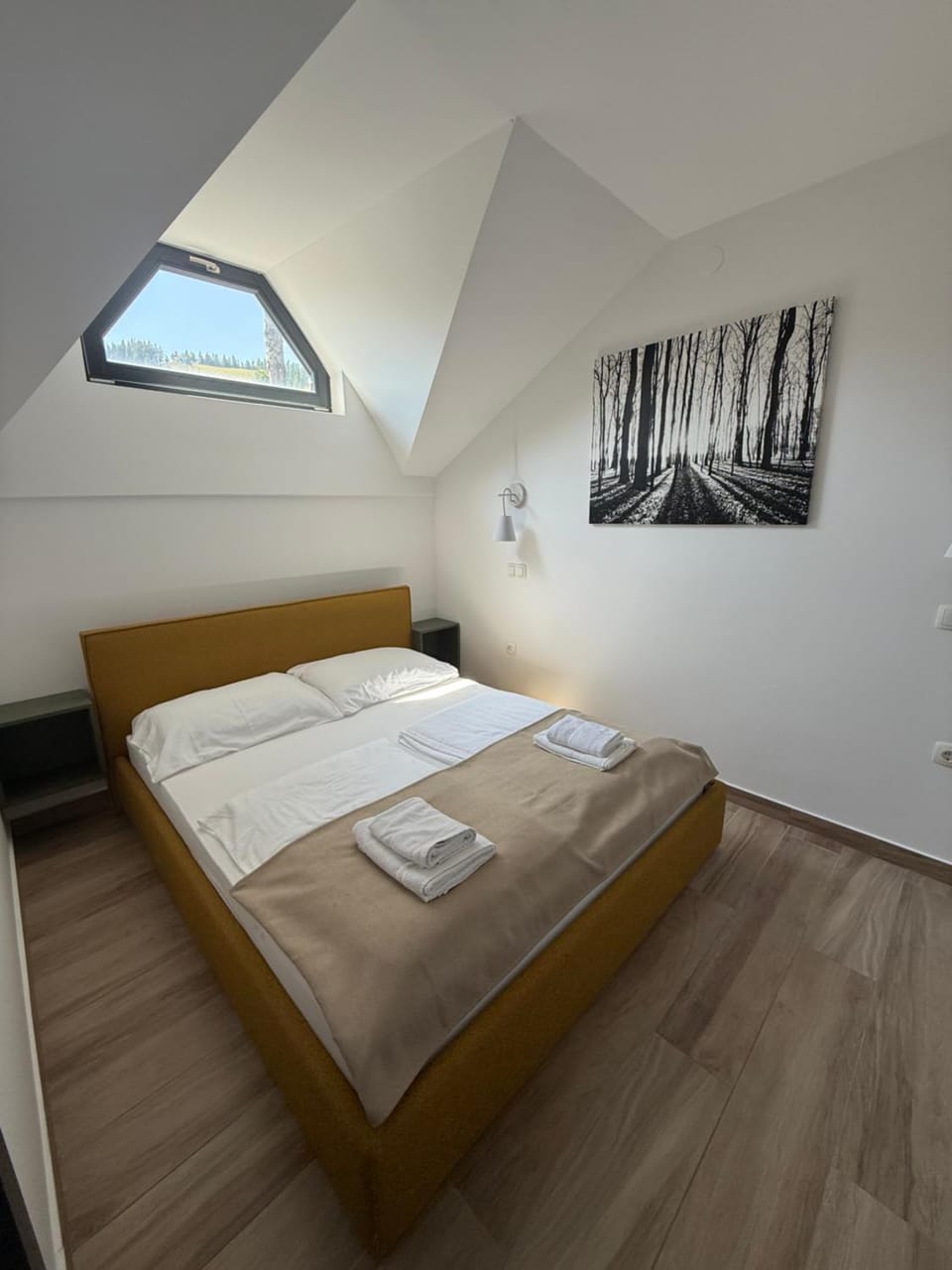 Bed, Bedroom, towels