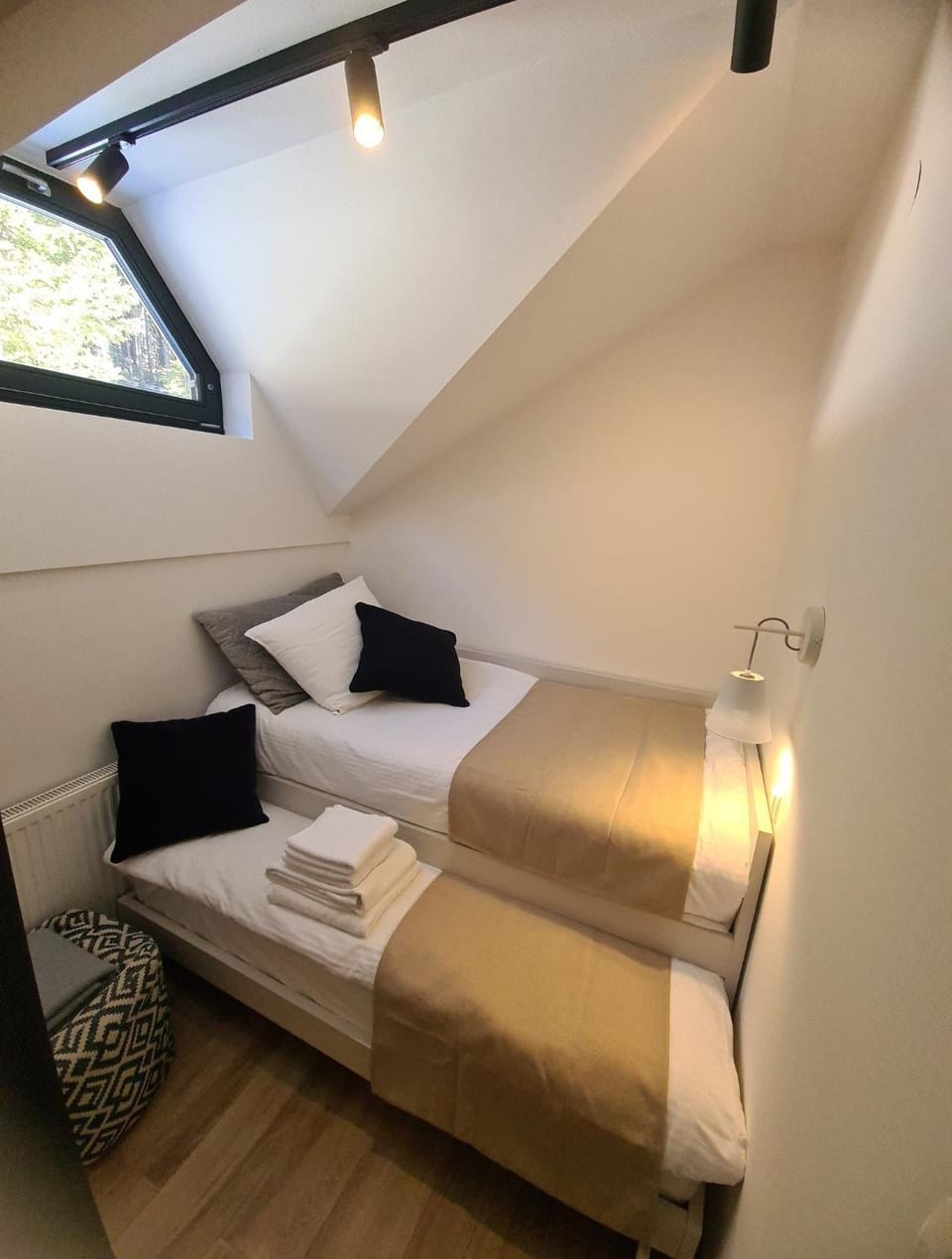 Bed, Bedroom, towels