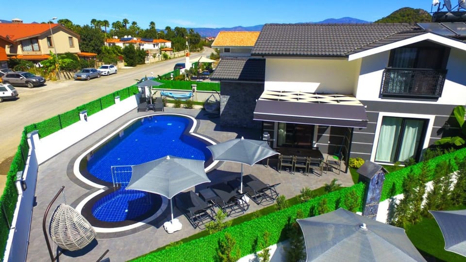 Property building, Patio, Pool view, Location