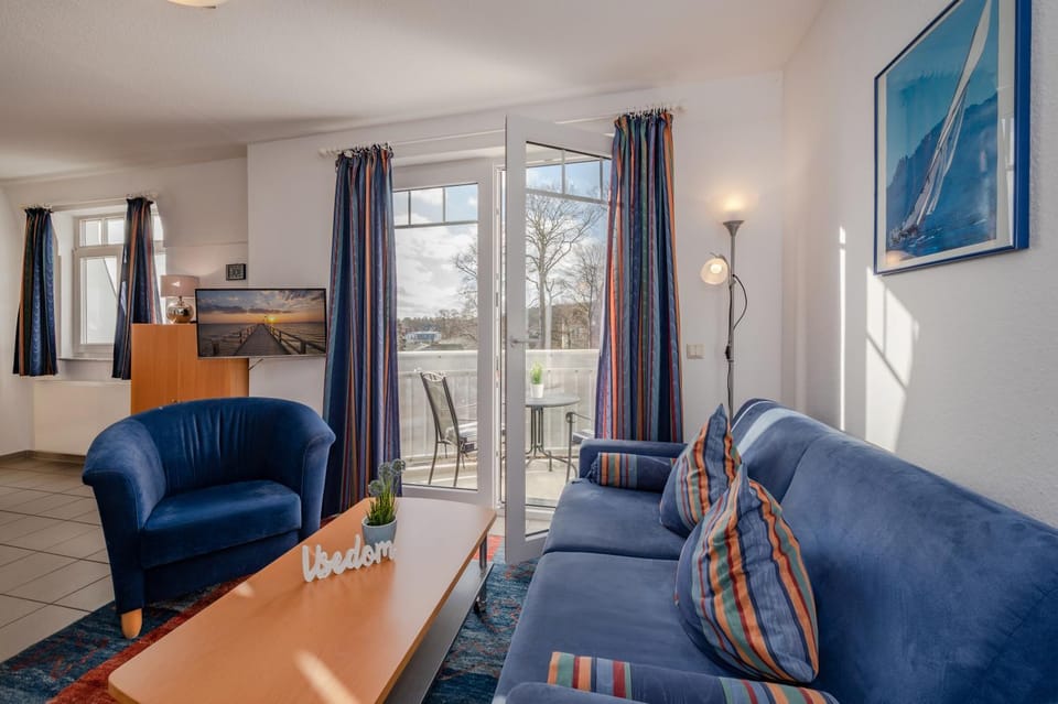 Communal lounge/ TV room, TV and multimedia, Living room, Seating area