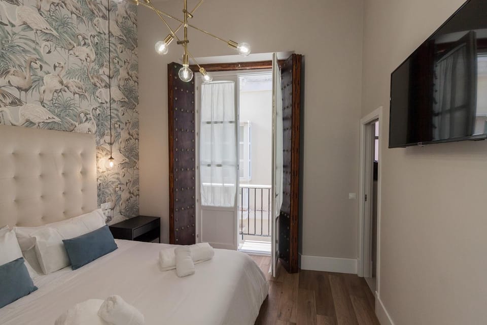 Bed, TV and multimedia, Photo of the whole room, Bedroom