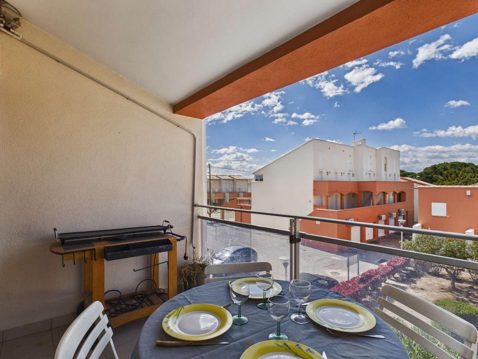 Appartement climatisé 2 pièces à 160m de la plage avec terrasse, parking privé et proche commerces - FR-1-423-240 Apartment in Agde