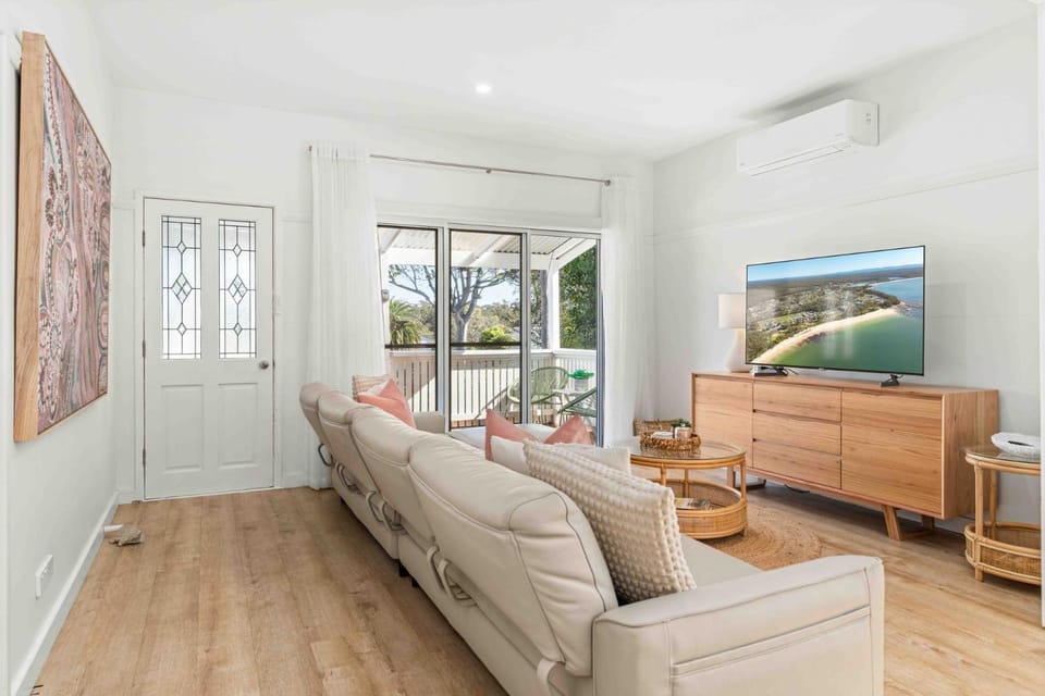 Husky Beach House by Experience Jervis Bay House in Huskisson