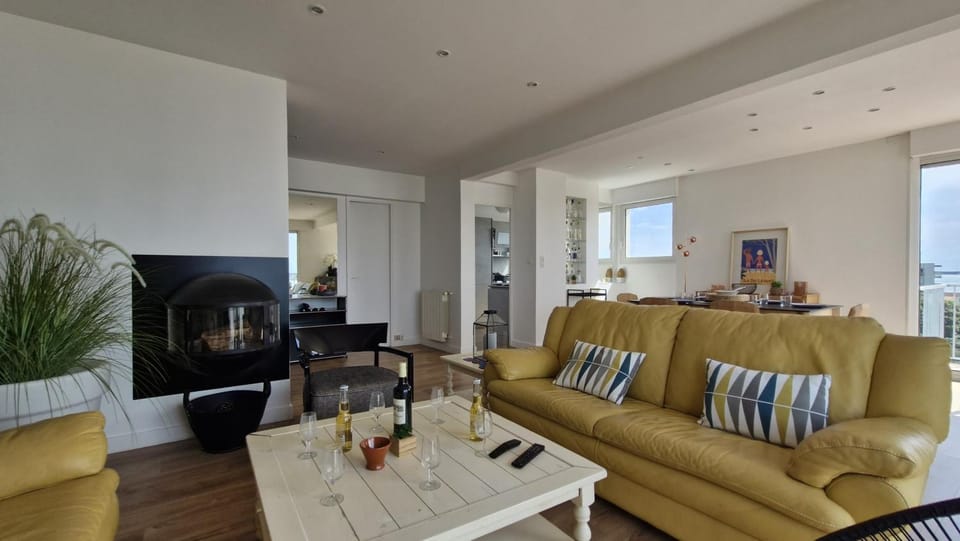 TV and multimedia, Living room, Seating area, Dining area