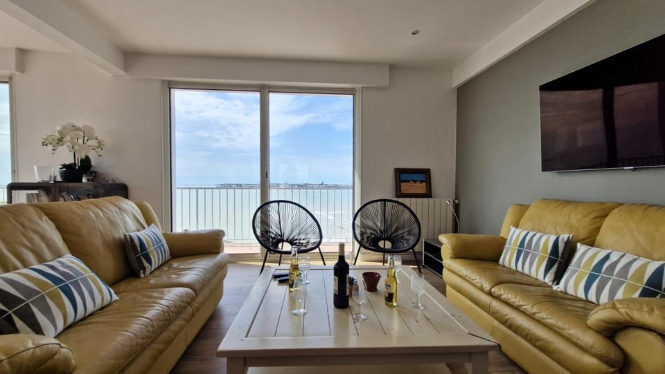 Natural landscape, Seating area, Dining area, Sea view