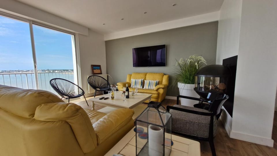 Natural landscape, TV and multimedia, Living room, Seating area, Sea view