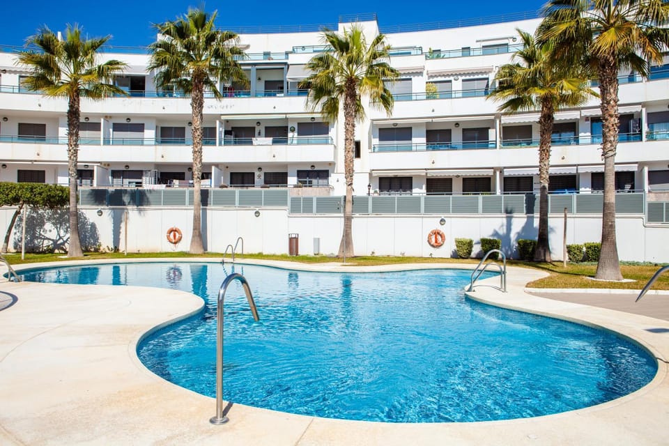 Property building, Day, Pool view, Swimming pool, Swimming pool, sunbed