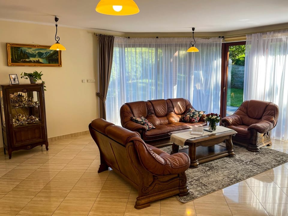 TV and multimedia, View (from property/room), Living room, Seating area, Garden view, wardrobe