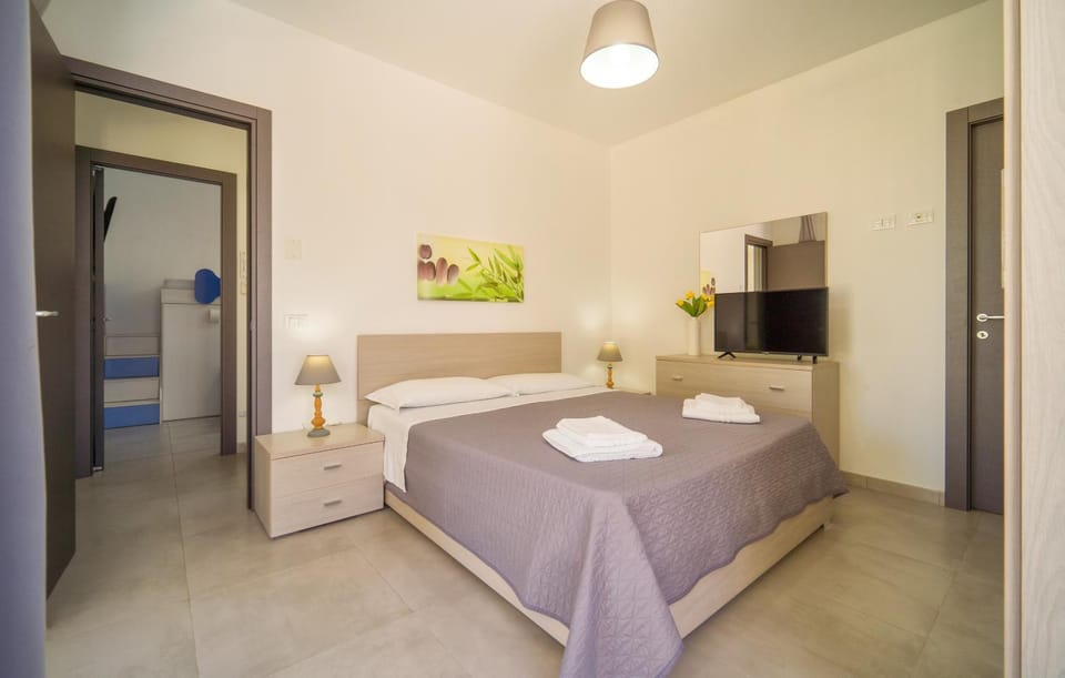 Bed, TV and multimedia, Bedroom, towels