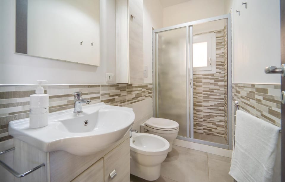 Shower, Toilet, Bathroom, bidet, towels