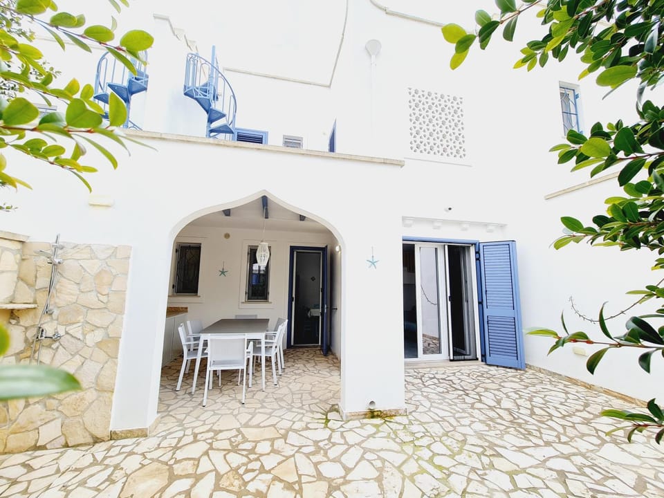 Shower, Property building, Patio, Garden