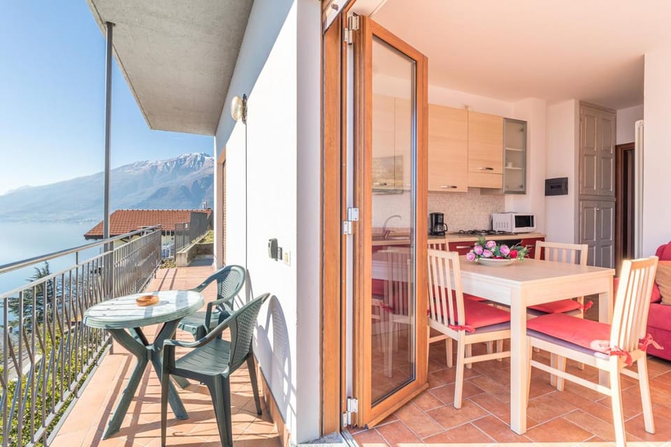 Day, Natural landscape, View (from property/room), Balcony/Terrace, Kitchen or kitchenette, Living room, Seating area, Dining area, Lake view, Lake view, Mountain view, Mountain view, oven, stove