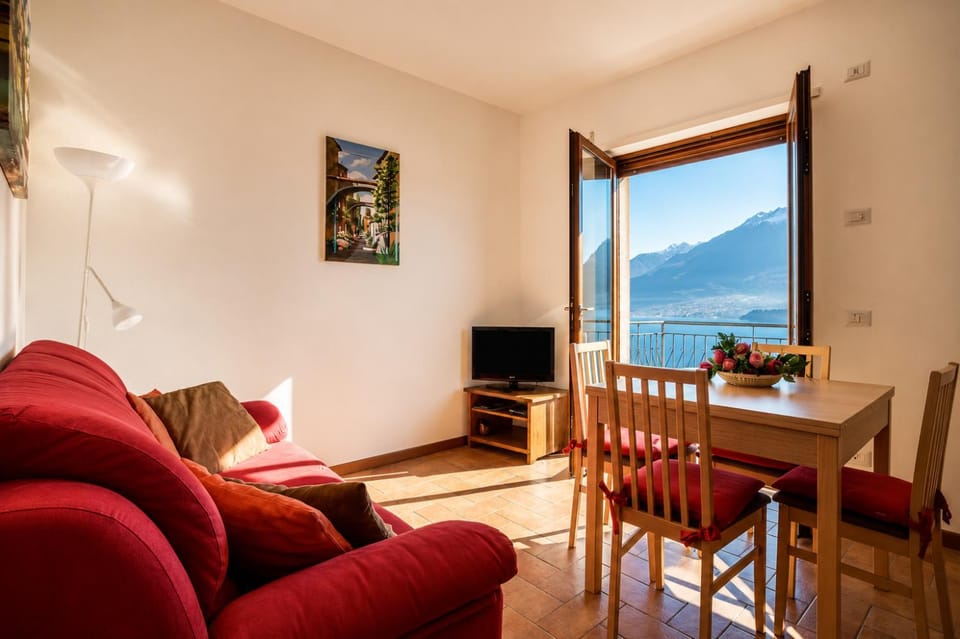 Communal lounge/ TV room, Natural landscape, TV and multimedia, Living room, Seating area, Dining area, Evening entertainment, Mountain view