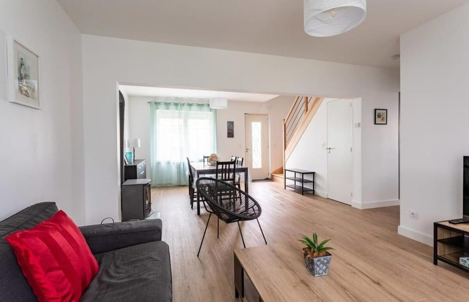 TV and multimedia, Living room, Seating area, Dining area