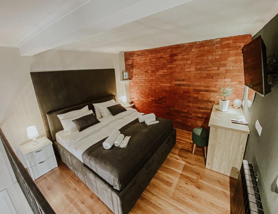 Bed, TV and multimedia, Bedroom