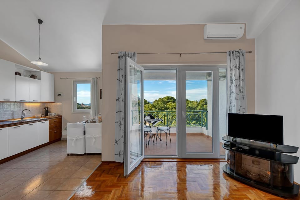 TV and multimedia, Dining area, Sea view