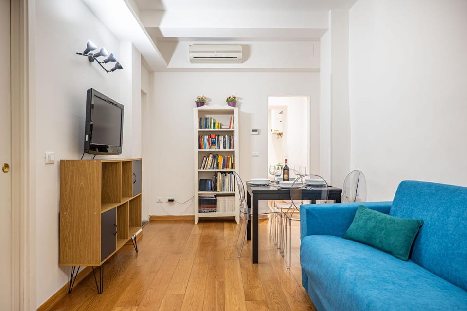 Communal lounge/ TV room, Library, TV and multimedia, Kitchen or kitchenette, Living room, Seating area, Dining area, Evening entertainment, air conditioner