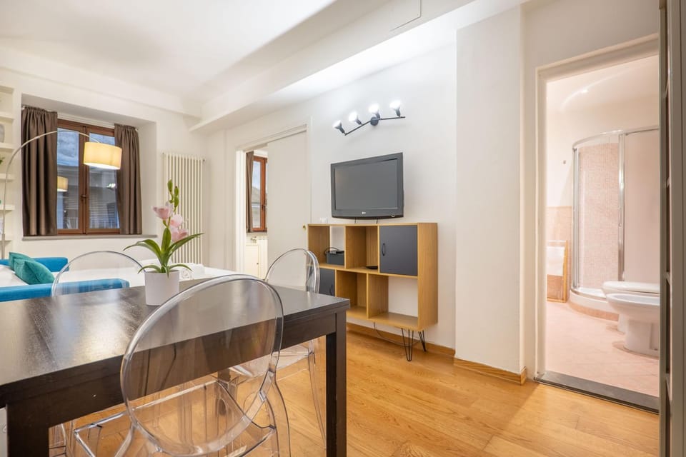 Communal lounge/ TV room, Bed, TV and multimedia, Living room, Photo of the whole room, Seating area, Dining area, Evening entertainment, Bedroom, towels