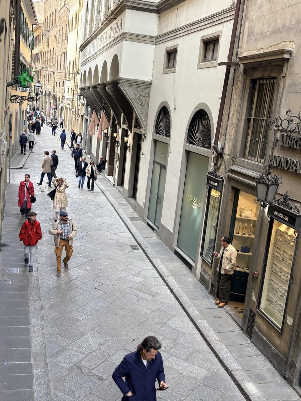 Property building, Day, People, Neighbourhood, City view, Street view, Location, group of guests
