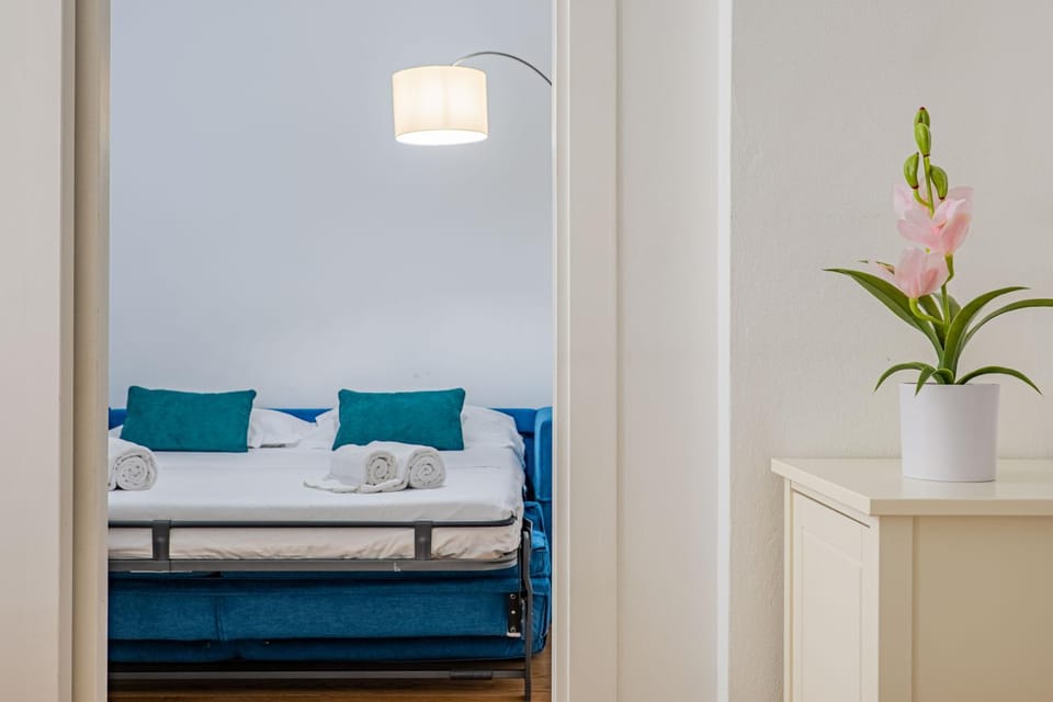 Bed, Living room, Photo of the whole room, Seating area, Bedroom, towels