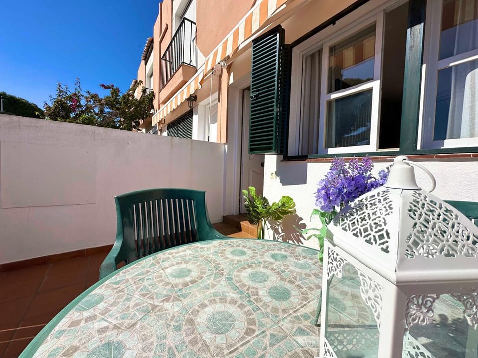 Patio, Day, Balcony/Terrace, Dining area