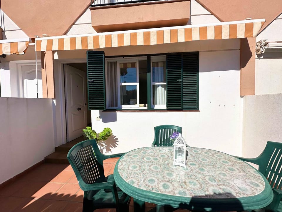 Patio, Day, Balcony/Terrace, Dining area