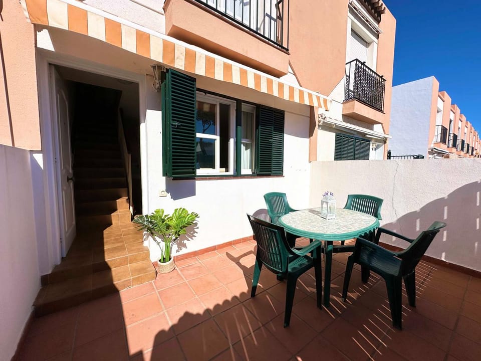 Patio, Day, Balcony/Terrace, Dining area