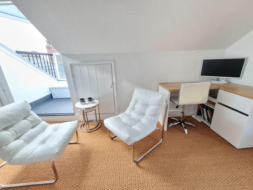 TV and multimedia, Balcony/Terrace, Living room, Seating area