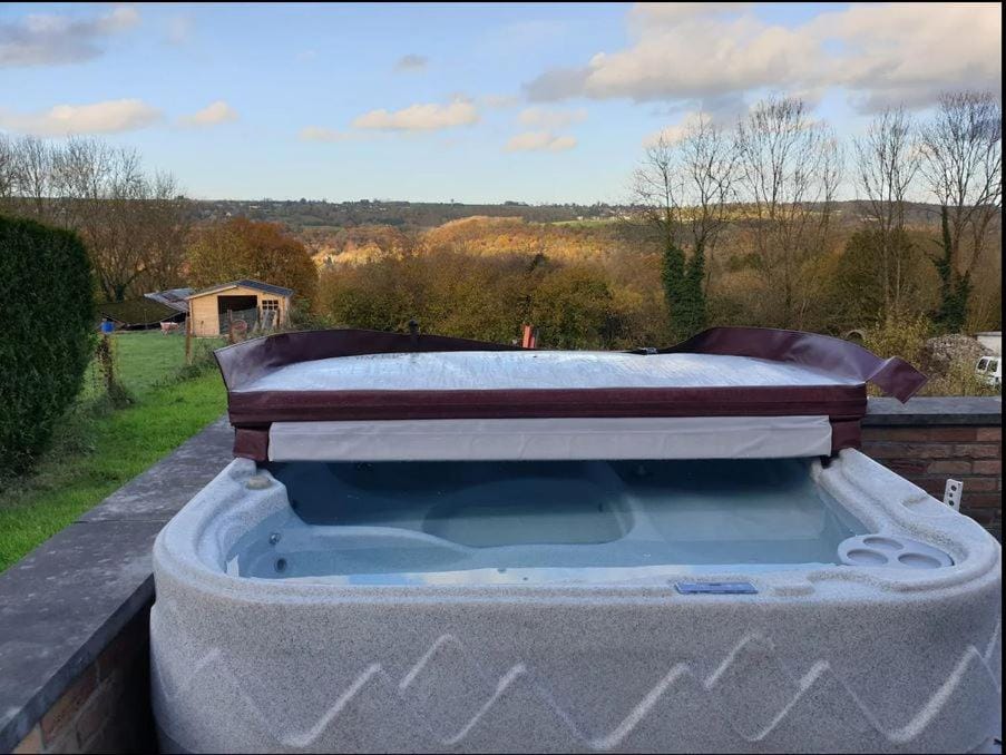 maison au bord du bois toute équipée avec jaccuzzi House in Belgium