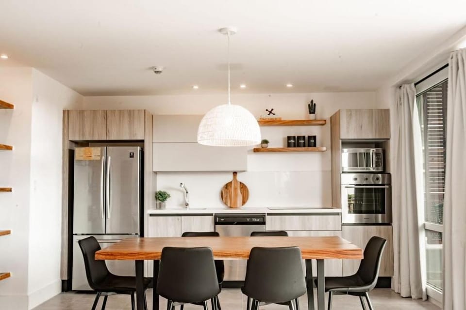 Coffee/tea facilities, Kitchen or kitchenette, Dining area, minibar