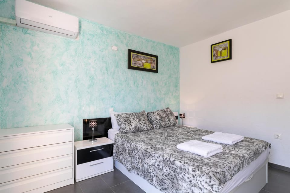 Living room, Bedroom