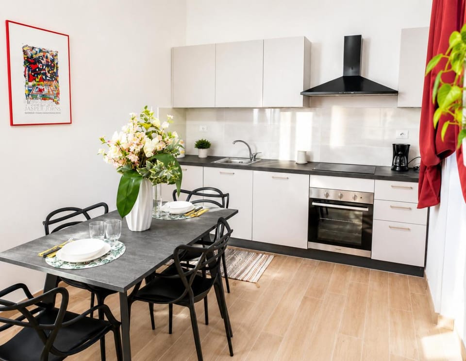 Kitchen or kitchenette, Dining area