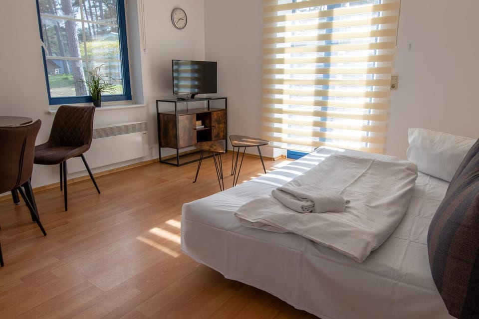 Bed, TV and multimedia, Living room, Photo of the whole room, Seating area, towels