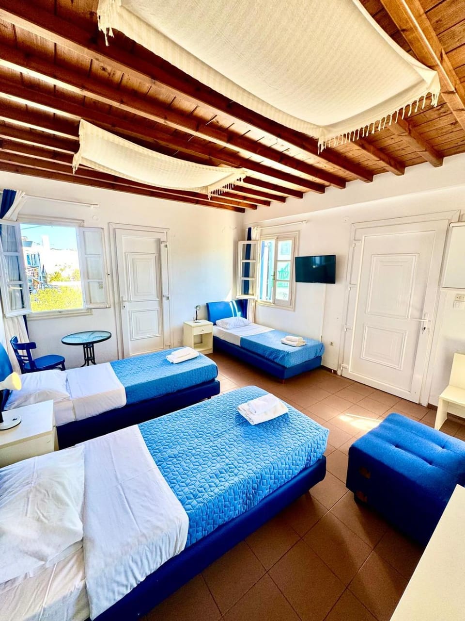 Communal lounge/ TV room, Bed, TV and multimedia, Photo of the whole room, Bedroom